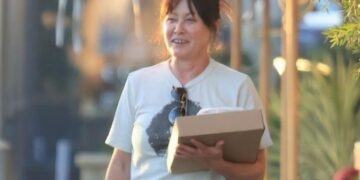 По долгата борба со ракот Шенон Доерти конечно сo насмевка на лицето