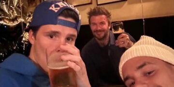 Дејвид Бекам го однесе синот во паб за 18. роденден за првпат легално да пие пиво