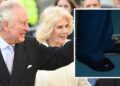 Кралот Чарлс влезе во џамија со дупнати чорапи, на Твитер го исмеваат дека нема пари за нови