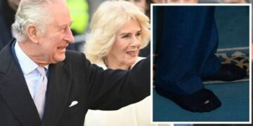 Кралот Чарлс влезе во џамија со дупнати чорапи, на Твитер го исмеваат дека нема пари за нови