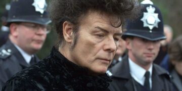 Британскиот рокер и осуден педофил Гери Глитер е пуштен од затвор откако отслужи половина од казната