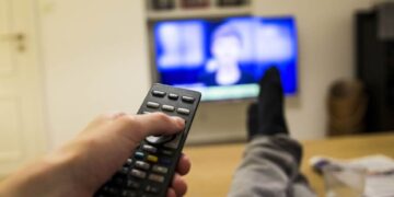 (Видео) Водителка вика по колегите додека одат реклами, а не знае дека микрофонот ѝ е вклучен