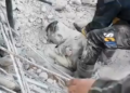 (Видео) Сириец се жртвувал да си го спаси синот во земјотресот