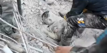 (Видео) Сириец се жртвувал да си го спаси синот во земјотресот