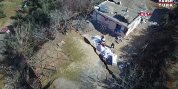 (Видео) Земјотресот во Турција преполови село со пукнатина долга 16 километри