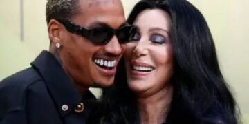 Шер и 39 години помладиот дечко Александар првпат заедно во јавност на ревијата на „Версаче“