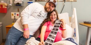 Мајка роди пет бебиња, од кои четири се идентични близнаци