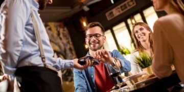 Копенхаген, Луксембург и Лондон се градовите во кои е најскапо да јадете во ресторан