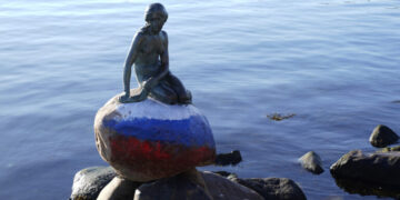 Руско знаме на статуата „Малата сирена“ во Копенхаген