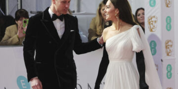 Запознавањето на Вилијам и Кејт ќе биде прикажано во шестата сезона на „Круна“