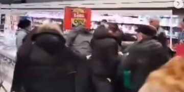 (Видео) Тепачка за ќебапи на попуст во Лидл во Србија