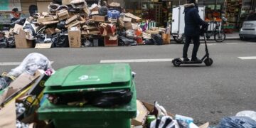 Париз се гуши во ѓубре откако комуналните работници најавија штрајк