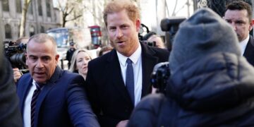 Принцот Хари го обвини кралското семејство дека криеле од него дека мобилниот му е хакиран