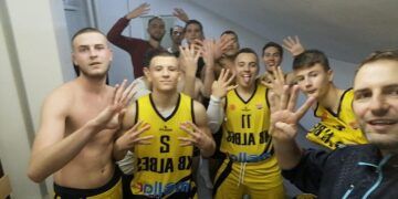 Кошаркари, тренери и навивачи од ист тим среде натпревар се тепале меѓу себе