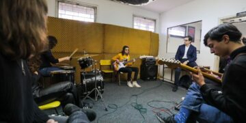 Бендот на средношколците од „Никола Карев“ му свиреа рок на претседателот Пендаровски