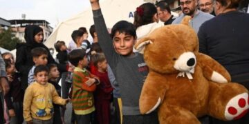 Децата во Кахраманмараш ги добија играчките од навивачите на Бешикташ