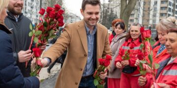 Тимчо им подели рози на дамите од комунална во Аеродром