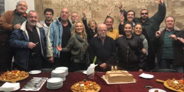 Коле Ангеловски дуваше свеќи за 80. роденден во Драмски: роденденска седенка со колегите