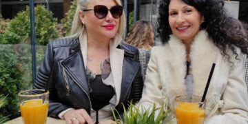 Двете Ирени уживаат на кафе во Пробиштип