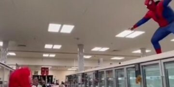 Насилници маскирани како Спајдермен и Црвенкапа влегле во супермаркет и ги претепале вработените