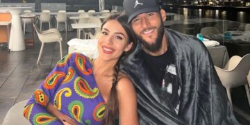 Букет цвеќе, јагоди и чоколада за Анастасија Ражњатовиќ од дечкото за годишница