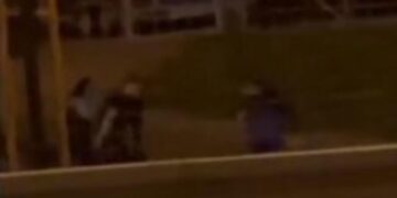 (Видео) Насилници тепаат маж на улица додека девојка ги моли да престанат