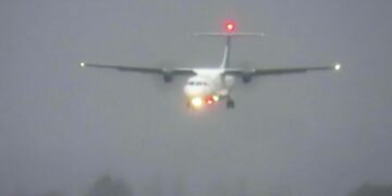 (Видео) Пилот се обидува да го слета авионот додека силниот ветер го турка нагоре