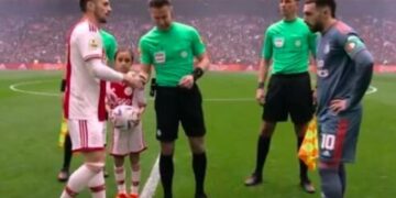 (Видео) Фудбалер не сакаше да се поздрави со противникот пред почетокот на натпреварот