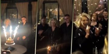 Брена ја крена цела кафена на нозе откако запеа за роденденот на синот