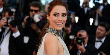 Се јави турската глумица Џансу Дере за кои се мислеше дека настрада во земјотресот, „Ја скршив петтата и се опоравувам дома“