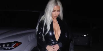 Ким Кардашијан разголена под туш