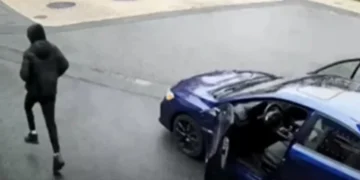 (Видео) Тинејџери сакале да украдат автомобил, ама не знаеле да го користат рачниот менувач