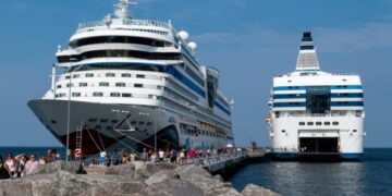 Од мистериозна болест се заразиле 300 патници на крузер