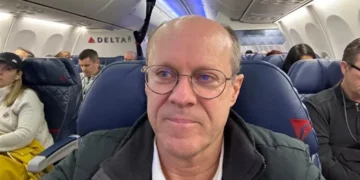 Американски милионер и понудил на жена во авион 100.000 долари за да ја симне маската од лице