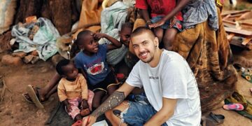 Уметникот Драган Божино со изложба на слики направени од ПМ10 честички