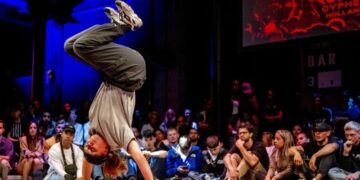 (Видео) Кадидат за пратеник во бугарскиот парламент игра брејк денс во предизборна кампања