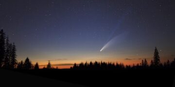 Астрономите предупредуваат: Ни се приближува комета која свети посилно од голем број ѕвезди на небото
