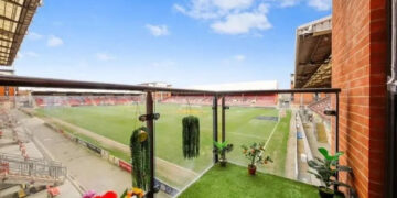 Станови изградени на самиот стадион се сон за секој фан на фудбалот, балконите им се наоѓаат меѓу трибините