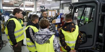 40 ученици од странство во посета на „Брако“ во потрага по информации која идна професија да ја изберат за себе