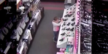 (Видео) Дете зема машинка за бричење во продавница па остана без коса
