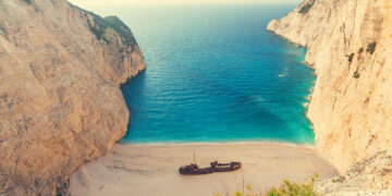 Туристите ова лето нема да можат да се капат на плажата Навагио на Закинтос