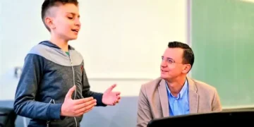 (Видео) Дванаесетгодишно момче од Босна со неговиот наставник ја испеа „Јано мори“