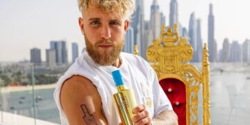 Повеќе од 100 луѓе преку ноќ чекале во ред за да добијат иста тетоважа