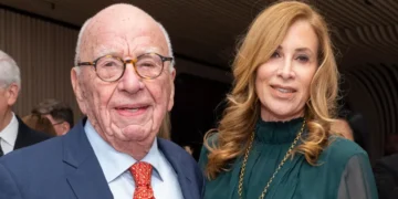 Медиумскиот магнат Руперт Мардок на 92. години се сврши со Ен Лесли Смит