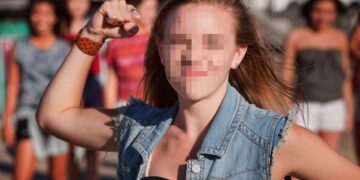 Осомоделенка ја нападнала професорката по веронаука на час