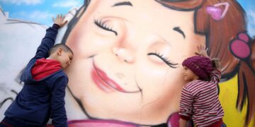 (Видео) Настраданите деца од Турција со цртање графити ја лечат траумата од земјотресот