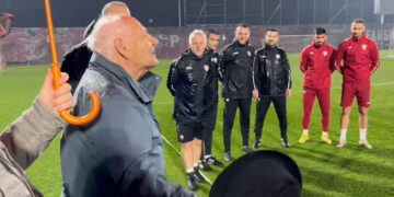 (Видео) Емотивна средба на првиот селектор со фудбалерите: Внуци мои, знаев дека ќе дојде генерација како вас