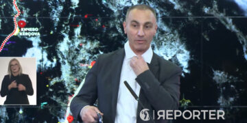 (Видео) Груби среде прес ги покажа чорапите ѝ ја подари краватата на новинар: Таков ми е стилот