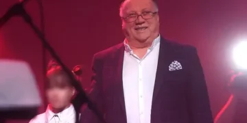 Халид Бешлиќ настапи со внуката на концерт во Сараево