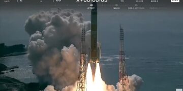 (Видео) Јапонија лансира вселенска ракета, а потоа ја уништи